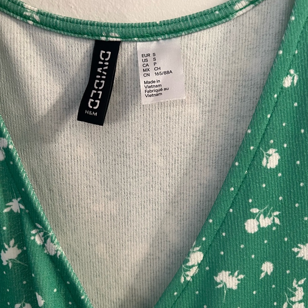 Divided Green floral dress - Picture 3 of 3